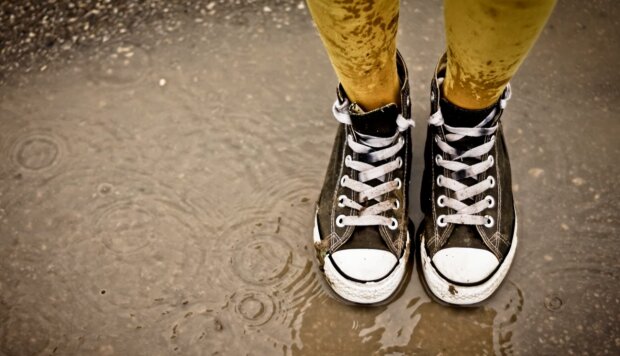Мокрая обувь. Фото: YouTube