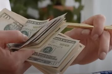 Долари. Фото: скріншот YouTube-відео