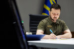 Володимир Зеленський підписує укази про нагородження військових