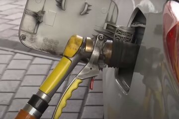 Заправка авто. Фото: скриншот YouTube-видео