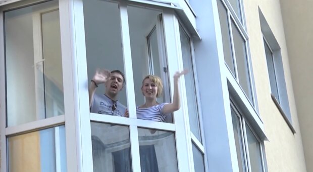 Семья в новом жилье.  Фото: скриншот YouTube-видео