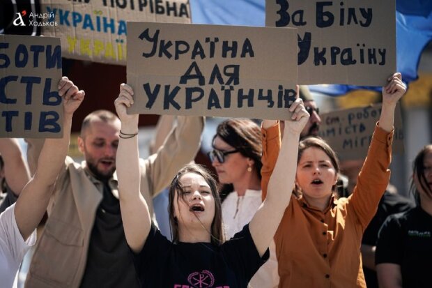 Мітинг на Майдані: учасники з плакатами