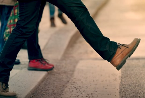 Ученые нашли связь между шириной шага и мужской потенцией. Фото: скриншот Youtube