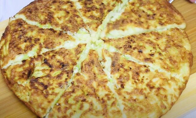 Заливний пиріг з кабачками, сиром та шинкою, фото: youtube.com