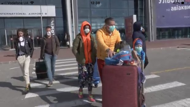 Туристы из Египта вернулись в Харьков. Фото: скриншот видеозаписи