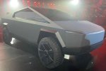 Электропикап Tesla впервые появился на дороге: водители чуть шеи не свернули - видео