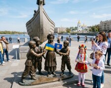 малюки засновники Києва Поштова площа скульптура