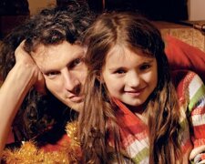 Андрей Кузьменко с дочерью. Фото: скрин youtube