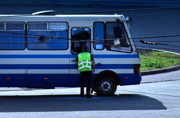 Автобус с заложниками в Луцке. Фото: скриншот YouTube