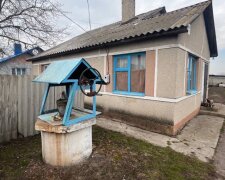 Очистка води в криниці після паводакаю Фото Стіна