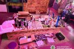 Изъятые полицией конфеты, вейпы и сигареты с каннабиноидами — вещественные доказательства по делу о наркоторговле в Киеве