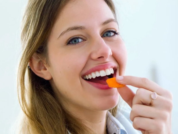 Как защитить свои зубы: медики предупредили о самых опасных продуктах