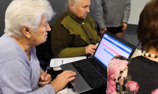 Бабушка за компьютером (скриншот YouTube)