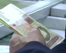 Соцвыплаты в Украине. Фото: скриншот YouTube