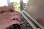 Работа за компьютером.  Фото: скриншот YouTube-видео