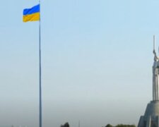 В Киеве поднял самый высокий флаг в стране. Фото: скриншот YouTube-видео