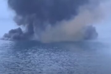 Дим від влучення в російський корабель. Фото: скріншот YouTube-відео