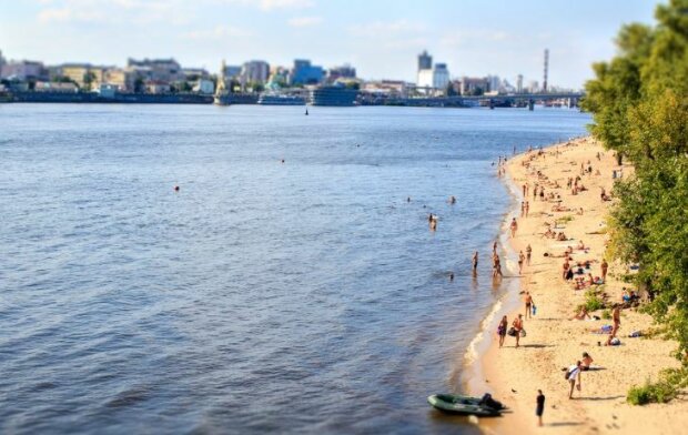 В Киеве закрыли больше десятка пляжей: стало известно, где купаться нельзя