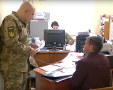 Представник ТЦК Фото: скріншот YouTube-відео