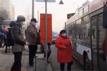 Остановка общественного транспорта. Фото: скриншот YouTube-видео