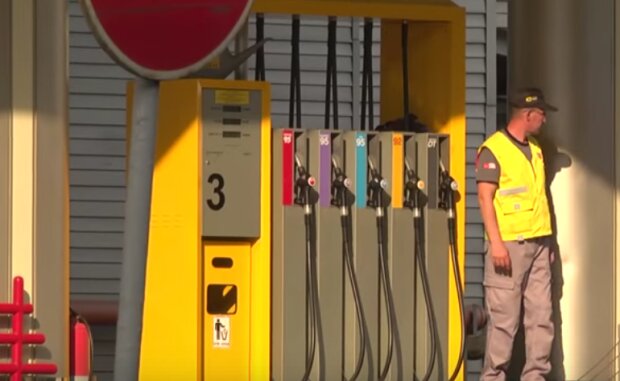 В Украине стали делать больше бензина. Фото: youtube