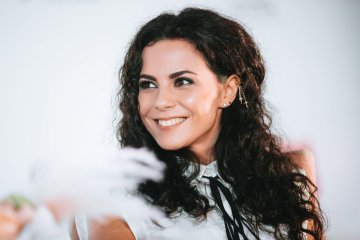 Настя Каменских развлекалась с другим мужчиной. Сняв предварительно кольцо. Фото