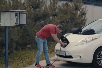 Зарядка электромобиля. Фото: скриншот YouTube-видео