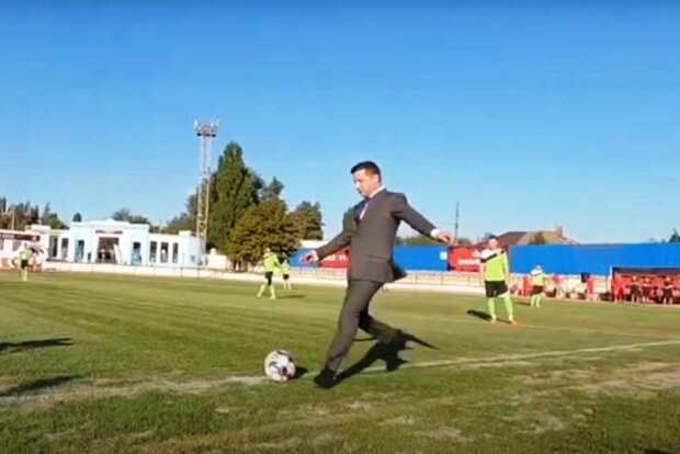 Владимир Зеленский бьет по мячу. Фото: скриншот YouTube