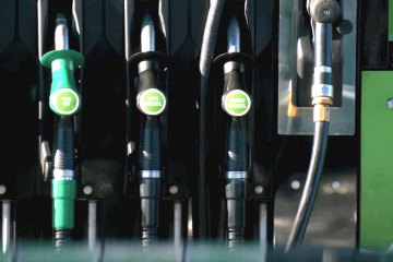 Украинцам напомнили, за что можно получить штраф на АЗС. Фото: YouTube