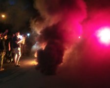 «Чтобы пьяные менты понесли наказание»: украинцы атаковали здание МВД и зажгли  файеры, требуют срочного наказания