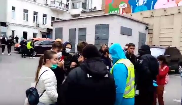 Эвакуированные туристы возле отеля "Казацкий". Фото: скриншот YouTube