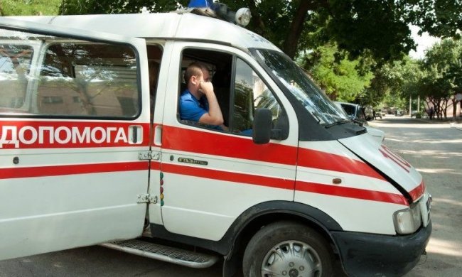 В Киеве голый мужик выпрыгнул из машины скорой помощи и убежал. Видео