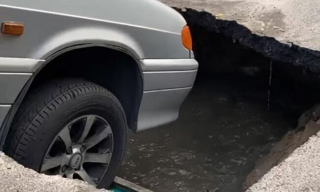 Под Киевом автомобиль повис над пропастью: вода хлещет ручьями, фото ошарашили