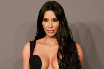 Ким Кардашьян показала фото в пиджаке. Но все смотрели на кое-что другое