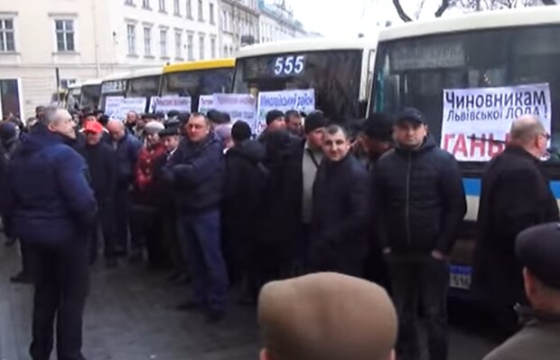 Протест перевозчиков во Львове. Фото: скрин youtube