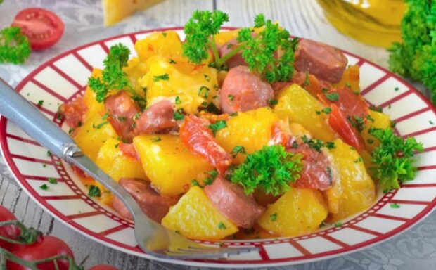 Наскільки це ароматно та апетитно: рецепт картоплі з сосисками, сиром та помідорами в духовці