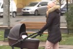 Жінка з дитиною. Фото: YouTube, скрін