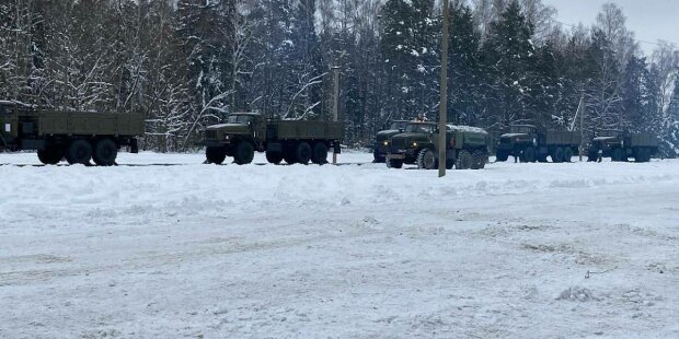 Орки в Білорусі почали масове перекидання важкої техніки до кордону України: що відбувається