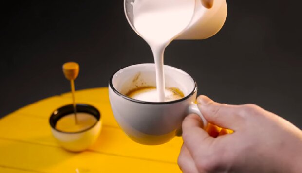 Свежесваренный кофе с корицей и сливками