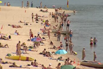 Пляж, спекотне літо. Фото: скріншот Youtube