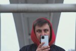 Чоловік з телефоном. Фото: скріншот YouTube-відео