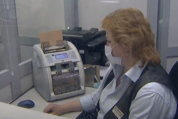 Кассир банка. Фото: скриншот YouTube-видео