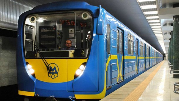 Сеть ужаснуло видео из киевского метро: "быкота" устроила беспредел - никто не рыпнулся