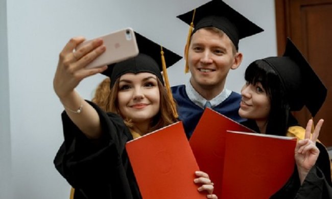 Молодежь получает первую работу в возрасте до 20 лет. Фото из открытых источников