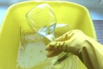 Миття келихів. Фото: YouTube