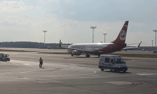 Самолет.  Фото: скриншот YouTube-видео