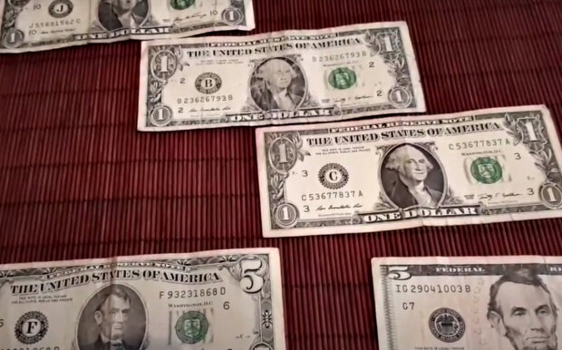 Долари США. Фото: скріншот YouTube-відео.