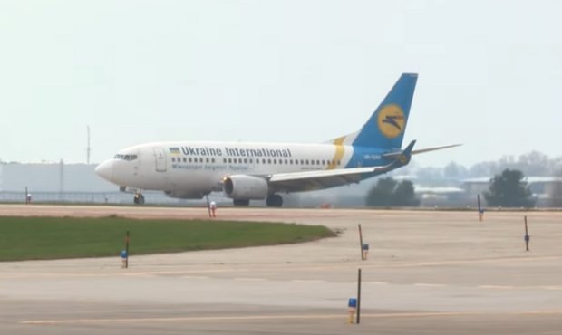 Пассажиры рейса из Милана опасаются преследований в Украине. Фото: скриншот YouTube