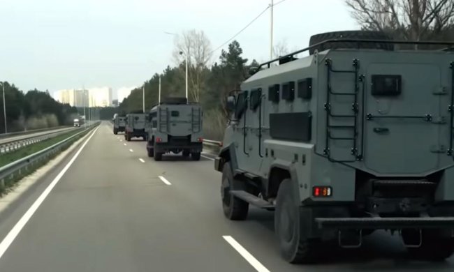 В Киеве блокпосты усилены бронеавтомобилями. Фото: скрин YouTube