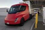 Уникальный грузовик Tesla с космическими формами "поймали" на обычной дороге. Видео
